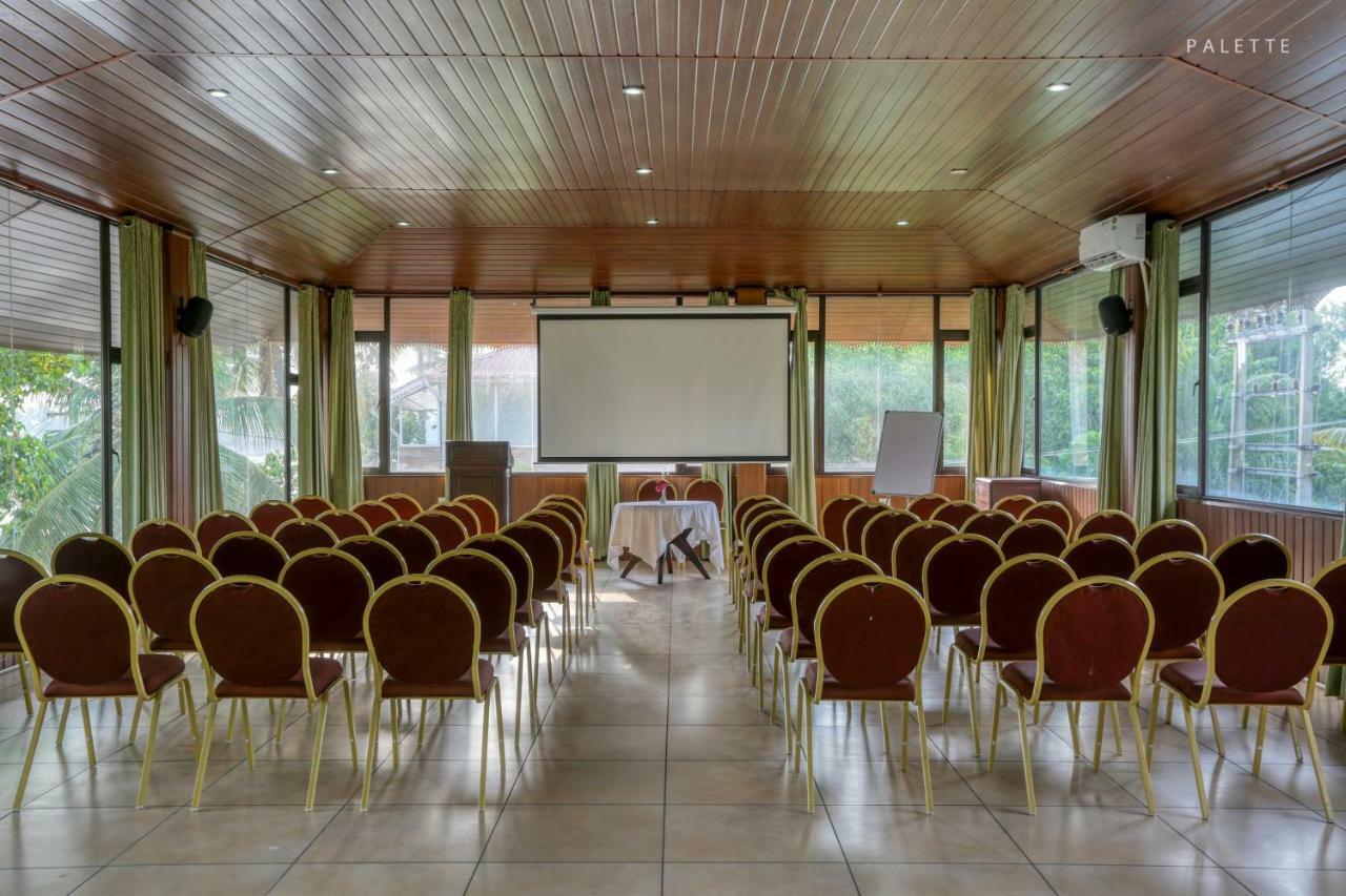Grand Ayur Island Hotel Perumbalam Exterior photo