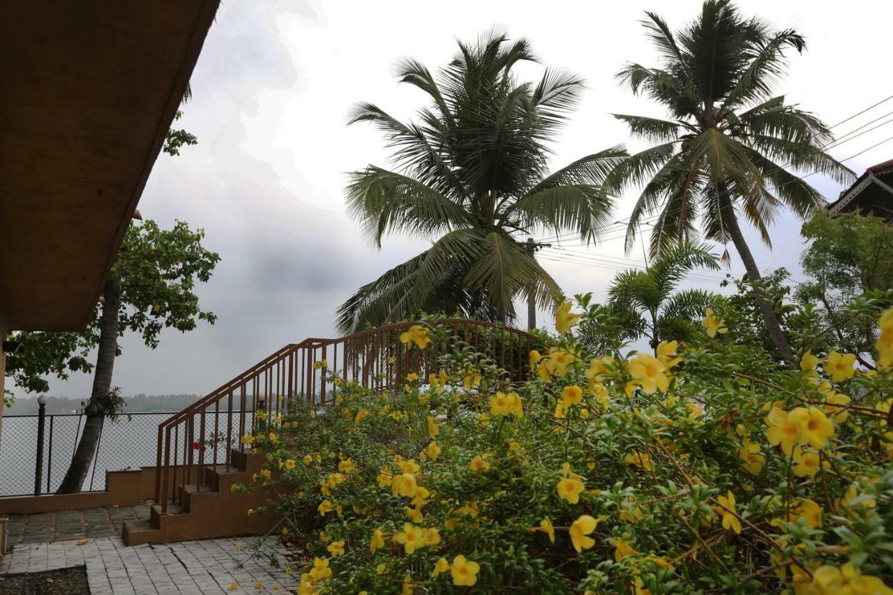 Grand Ayur Island Hotel Perumbalam Exterior photo
